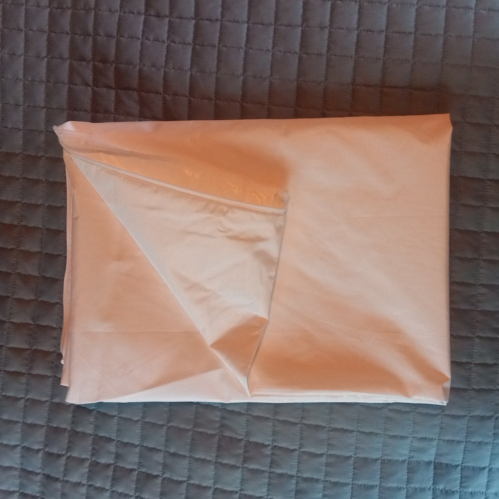 NWOT Waterproof pillow case